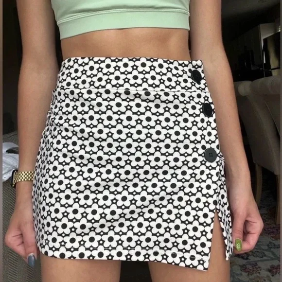 🖤 Altar'd State Sz Medium Floral Black White 3 Button 70’s Inspired Skirt Y2K - Picture 1 of 7